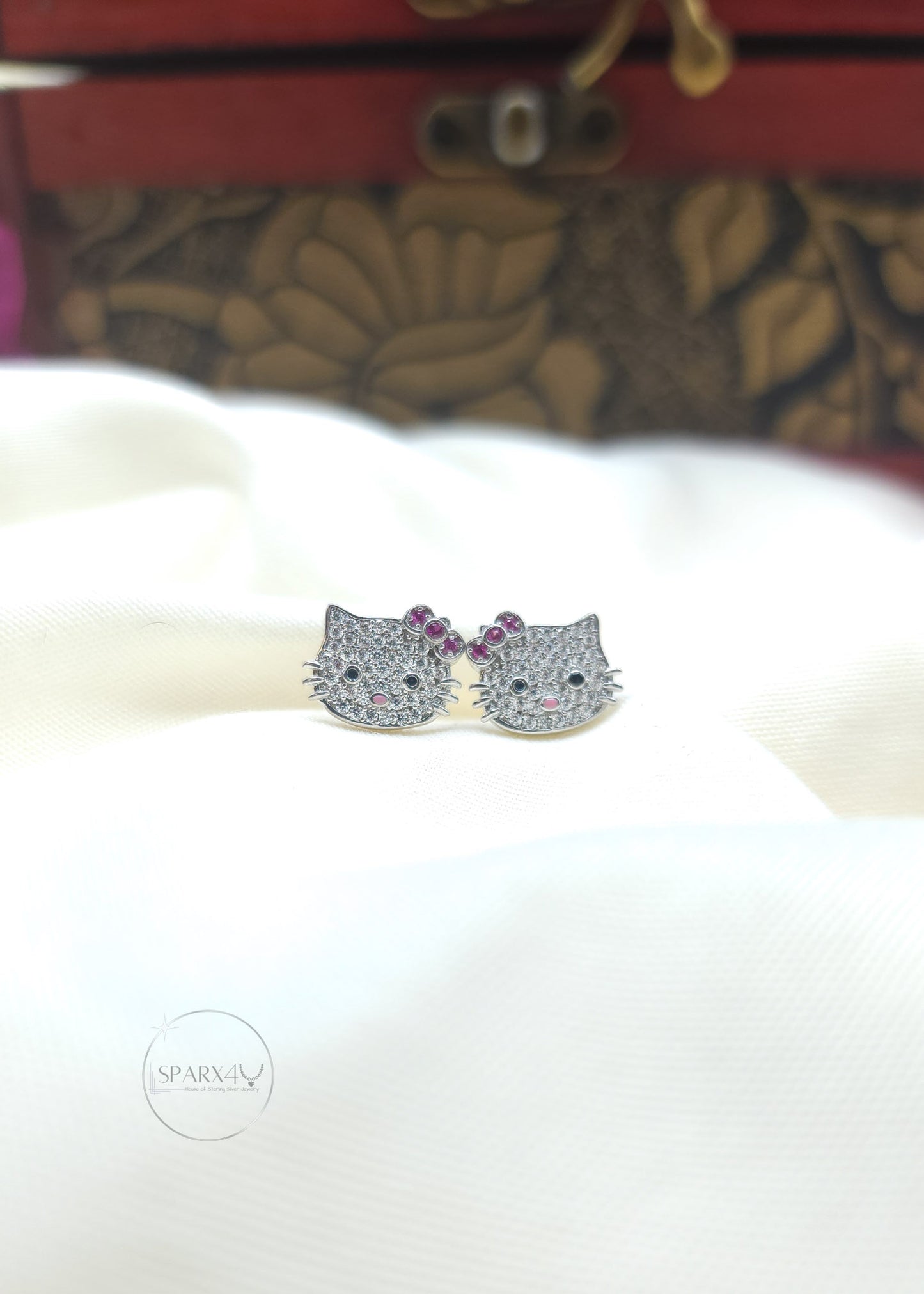 TWINKLING KITTY STUD EARRING